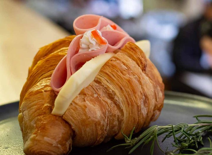 Croissant de jamón y queso