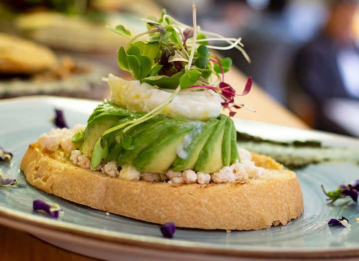 Tostada con palta y huevo